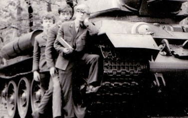 87b-r.szk. 1971-72 przy czołgu na Westerplatte Andrzej Pieczyński, Ryszard Streich, Stanisław Kuchta