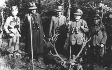 31) Myśliwi po polowaniu, z lewej Jan Wilhelm Bernard